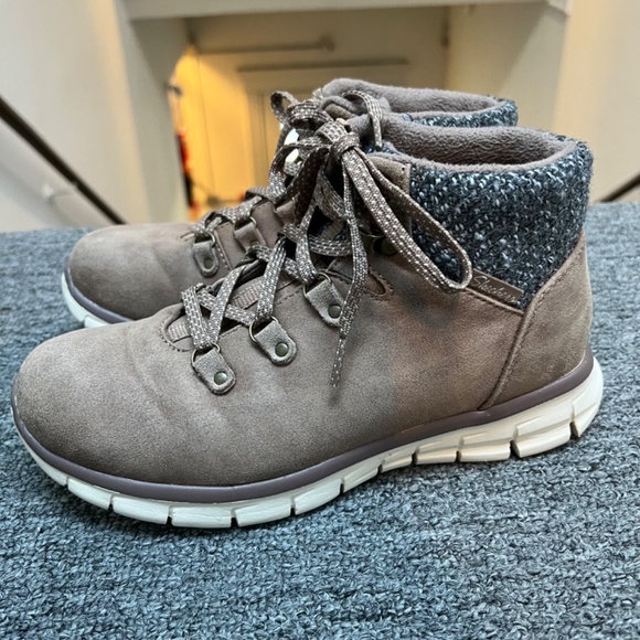 🌸 Skechers Synergy Cold Daze Casual Boots Women's Taupe - Picture 4 of 10